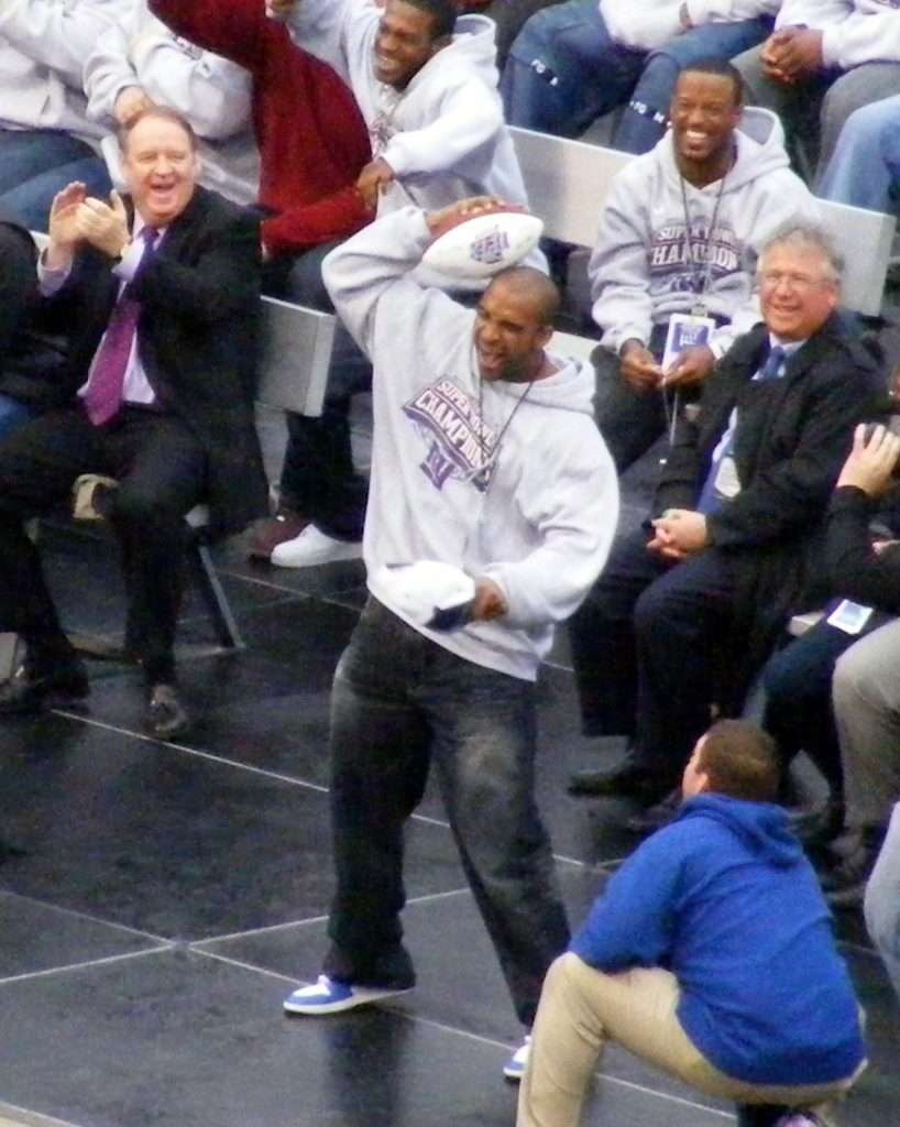 David Tyree Helmet Catch - Tyree Re-Enacts The Catch At The Giants Super Bowl Celebration