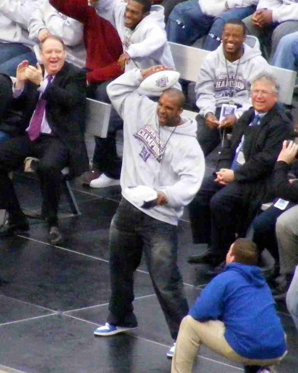 David Tyree Helmet Catch _ Tyree Re-Enacts The Catch At The Giants Super Bowl Celebration